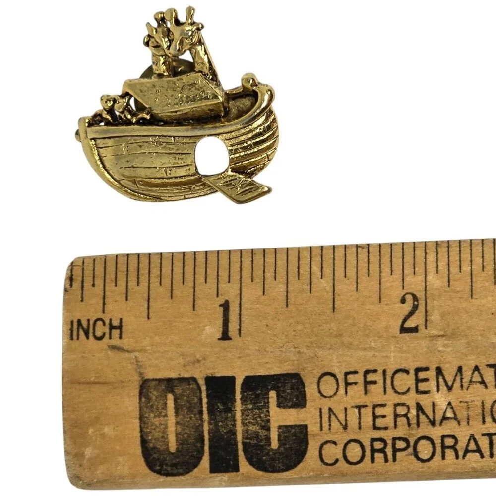 Noahs Ark-Themed Gold-Toned Metal Pin Brooch‎ With Adorable Giraffe Details